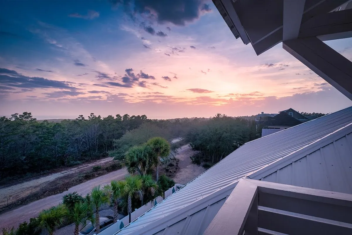 10 bed, 6687 sqft, $40,000 — Photo 2
