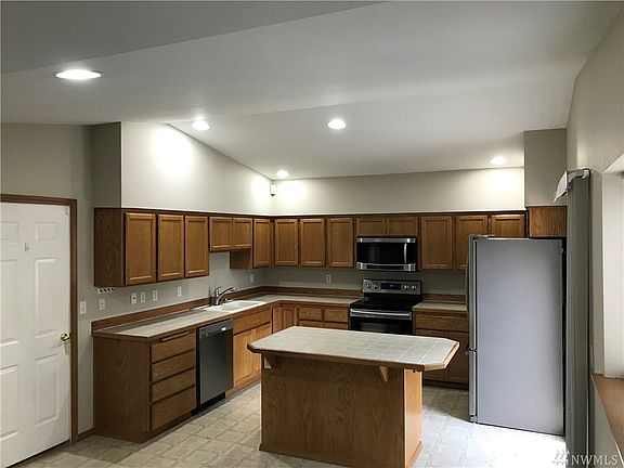 4th image of 3413 S 209th St