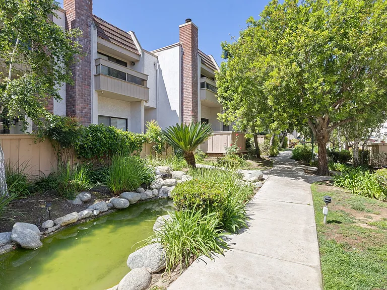 17106 Burbank Blvd — Photo 41