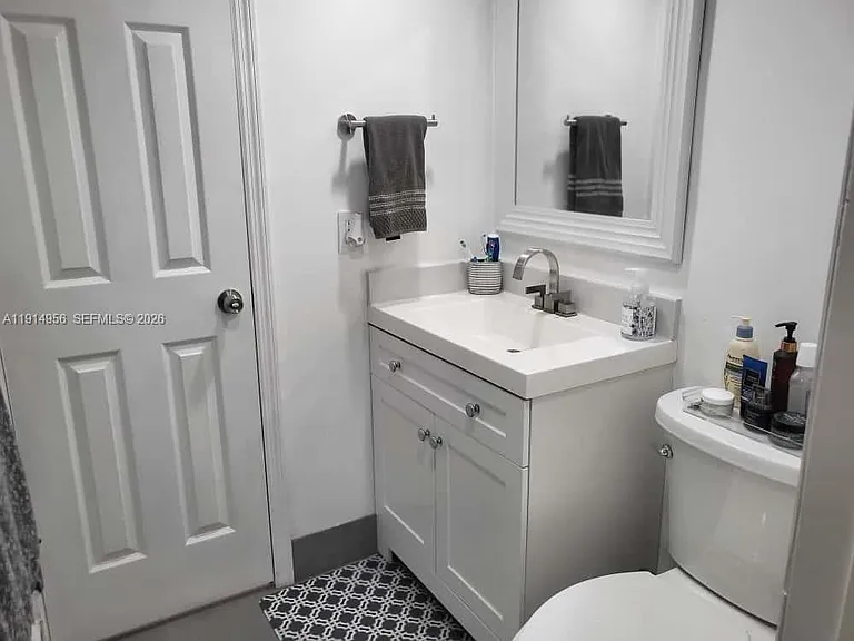 960 N Franklin Ave — Photo 28