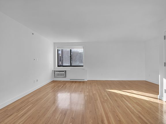 4th image of 101 W 15th St APT 530