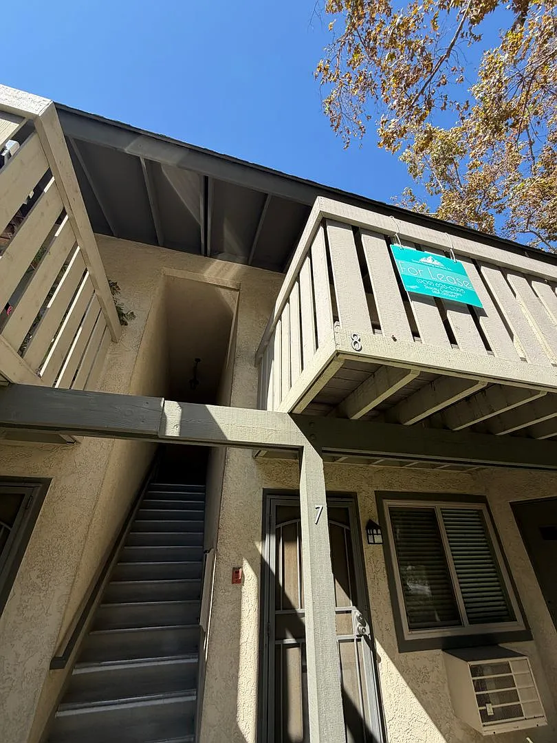 Upstairs 1-Bedroom Condo in Quail Creek Pool View & Balcony — Photo 2