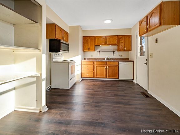 5th image of 202 Venetian Way