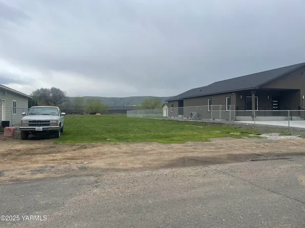 1208 Whatcom St, Yakima, WA 98903