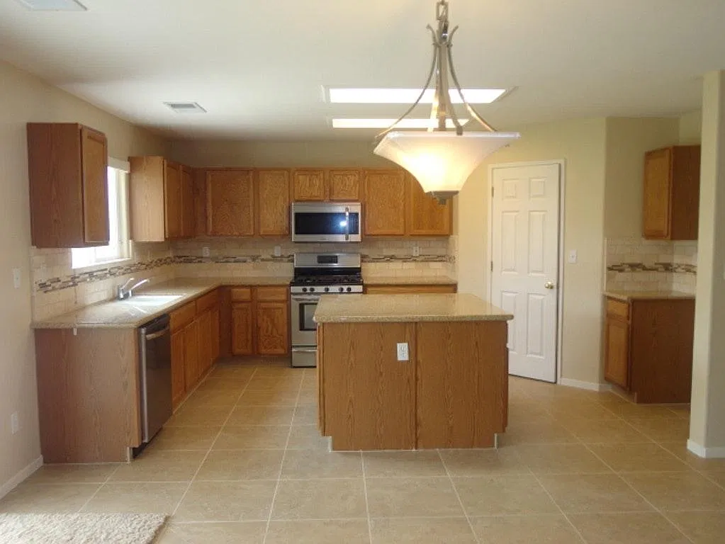 4 bed, 2.5 bath, 2812 sqft, $3,600 — Photo 3