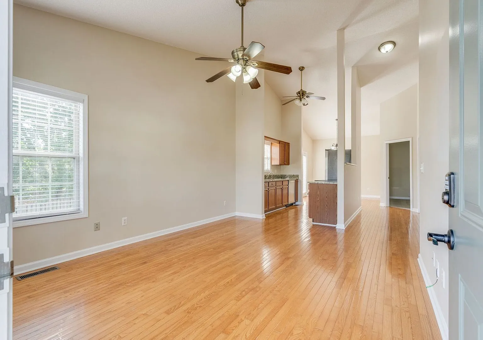 Charming 2-Bedroom Home in the Heart of Historic Downtown Jonesborough! — Photo 4