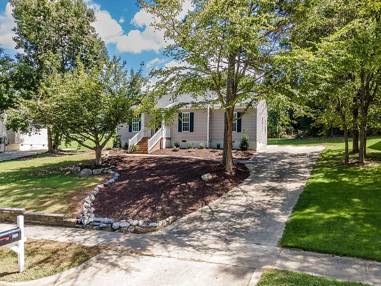 909 Danley Ln — Photo 2