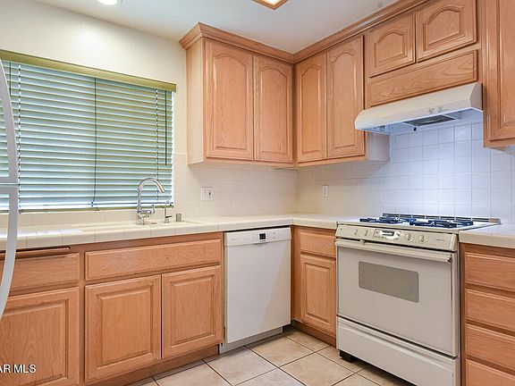 4th image of 13030 Moorpark St #1