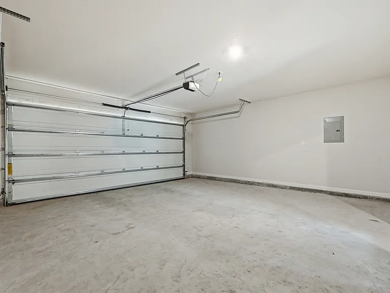 136 Pfitzer Ct — Photo 31