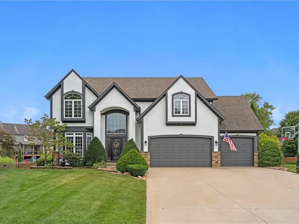 327 NE Lakes Edge Cir, Lees Summit, MO 64064