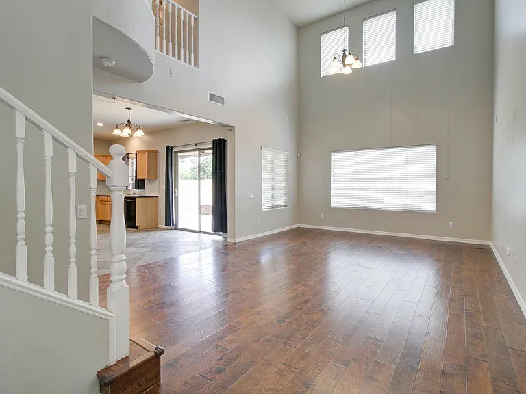 2143 W Marconi Ave — Photo 12