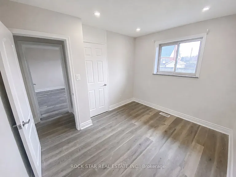 227 Fernwood Cres #MAIN — Photo 10