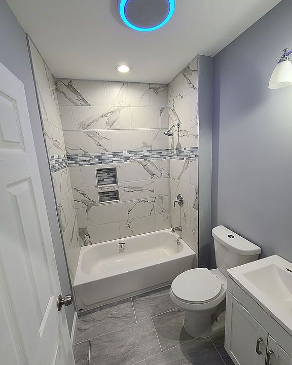 1st floor full bathroom 