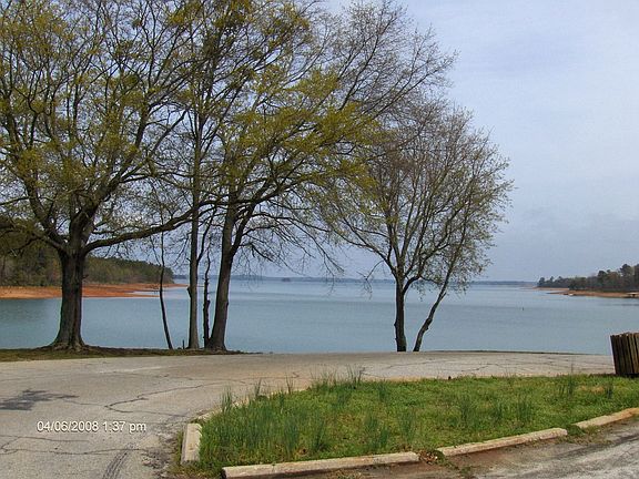 Lk Hartwell so close - Mega Boat Ramp
