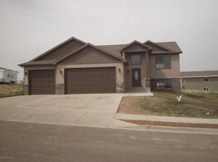 1775 4th Ave E, Dickinson, ND 58601