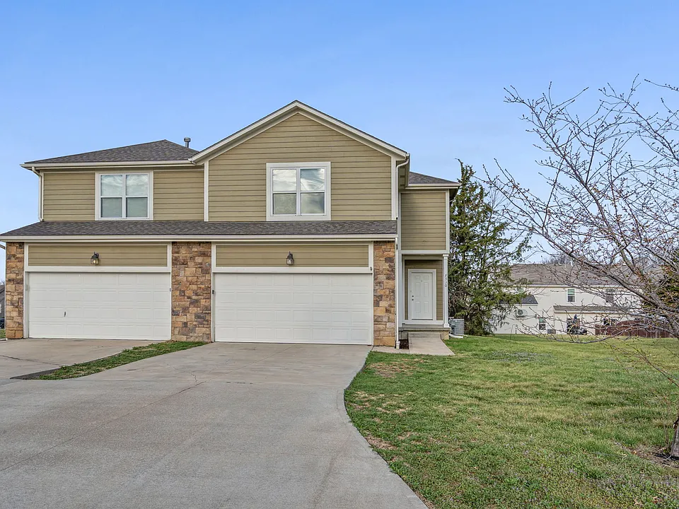 Large 3 Bedroom 2.5 Bathroom updated unit!