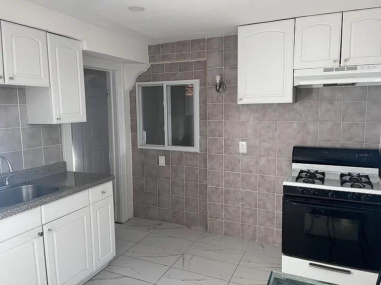 103 E Saint Marks Pl #1 — Photo 9