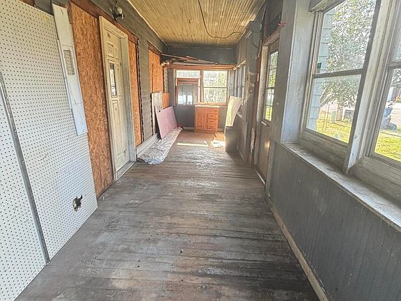 2nd image of 109 E Prairie St