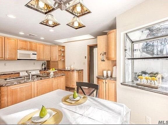 2nd image of 90 Lincoln Dr