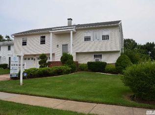 256 N Hawthorne St, Massapequa, NY 11758