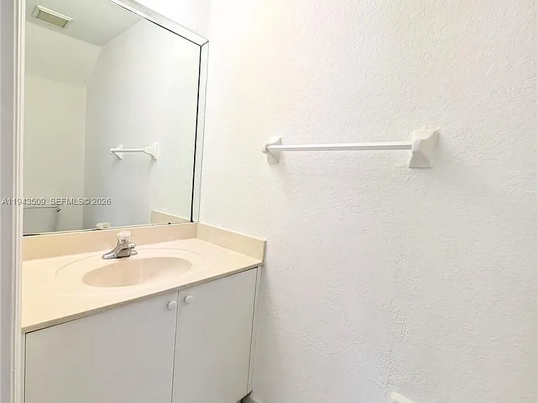 825 SW 6th Pl — Photo 8