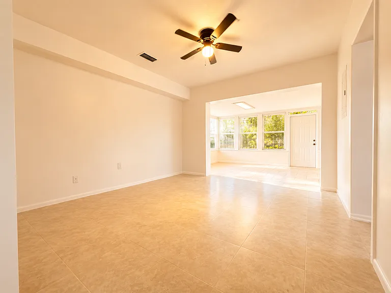 105 Primrose Ln — Photo 2