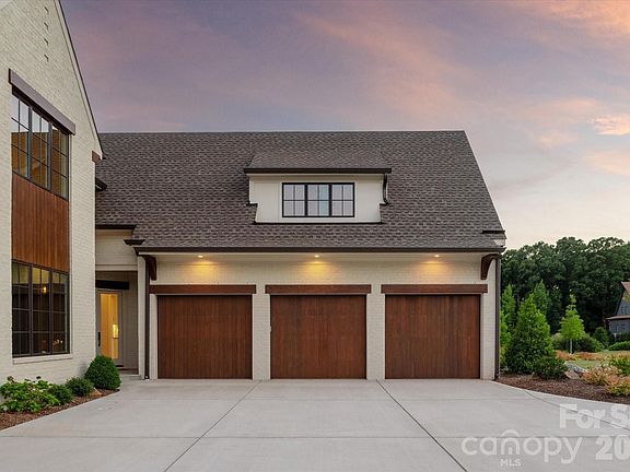 3rd image of 213 Crest Ct