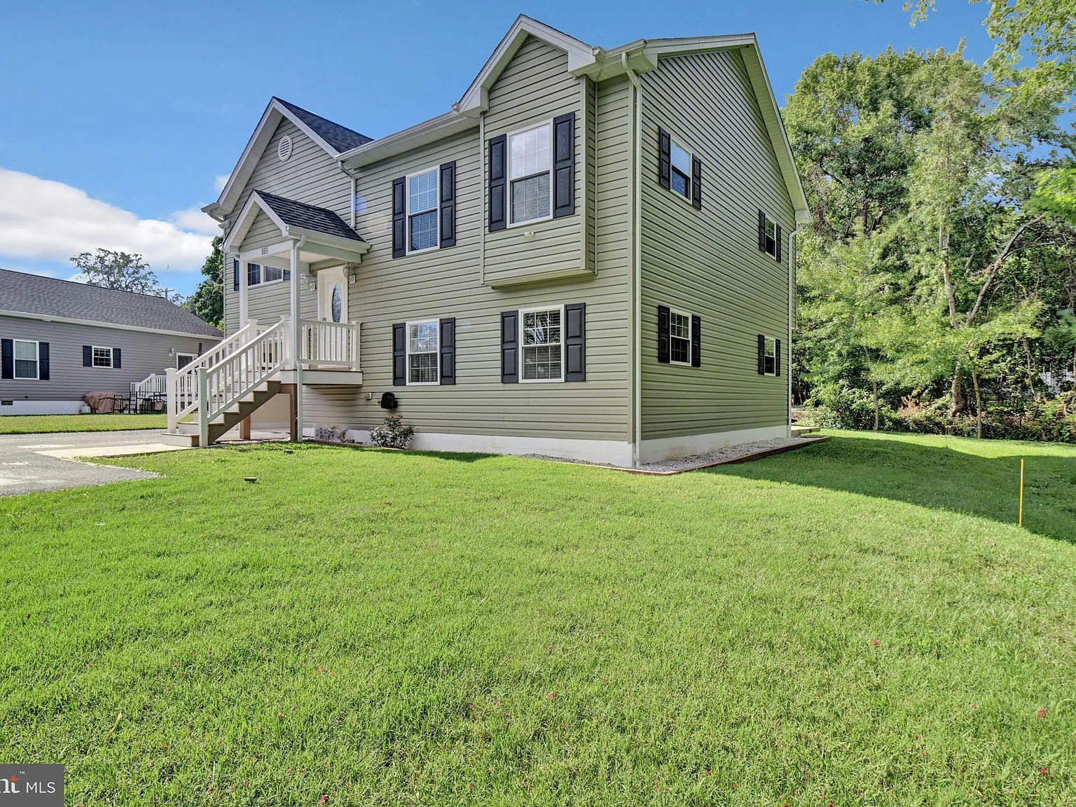 3 bed, 3.0 bath, 1844 sqft, $3,900 — Photo 2