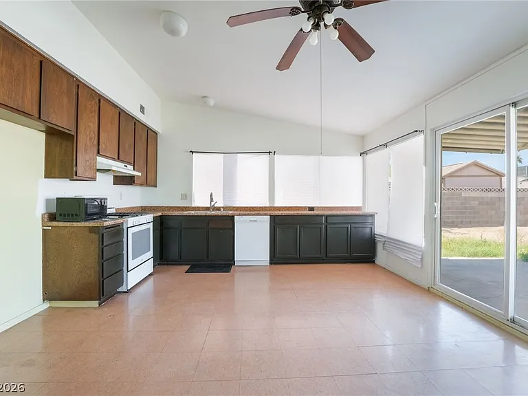 2102 E Russell Rd — Photo 9