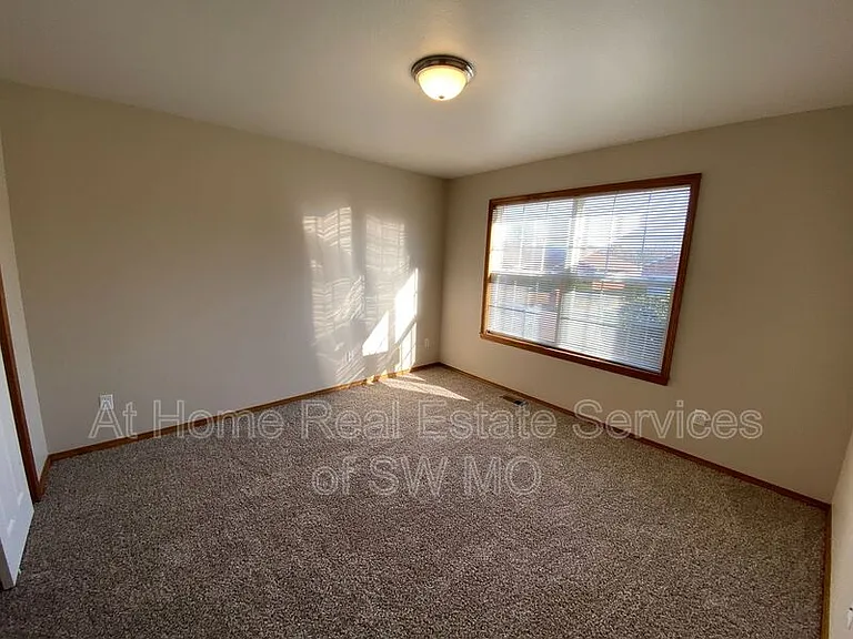 625 S Hazelnut Ave — Photo 14