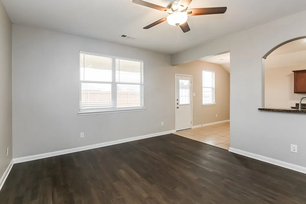 3 bed, 2.0 bath, 1467 sqft, $2,000 — Photo 3