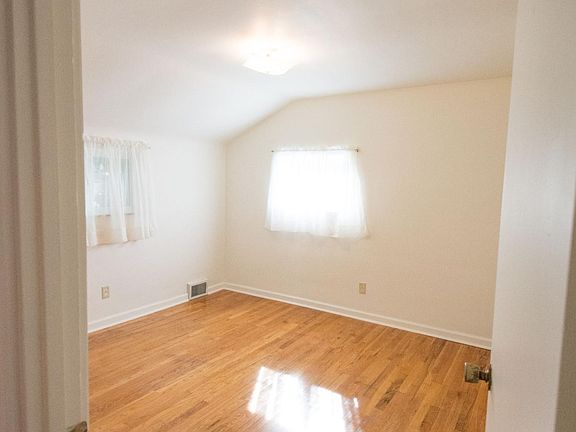 4th image of 733 Cribbs St #2