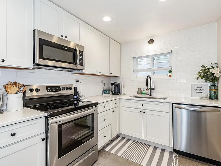 3020 S Bellaire St — Photo 1