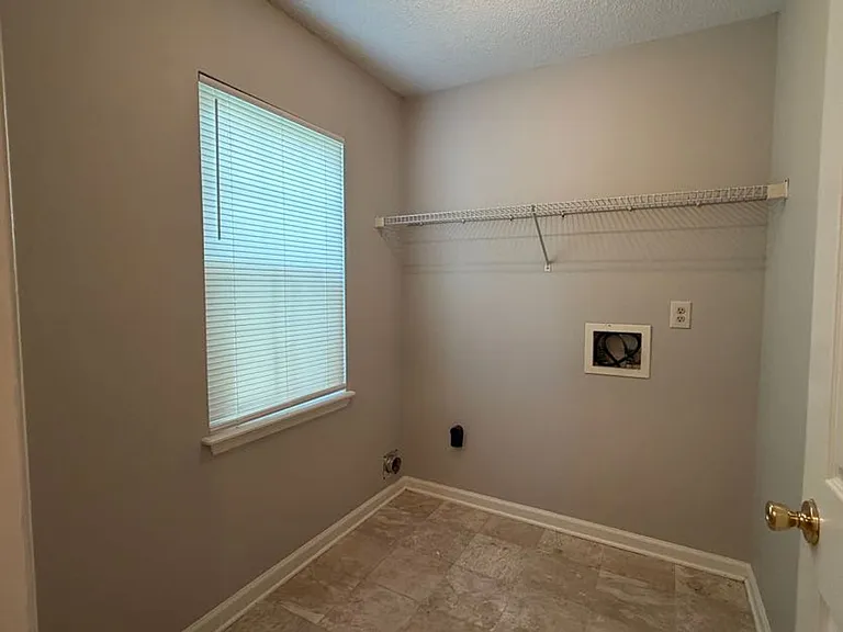199 Amelia Dr W — Photo 10