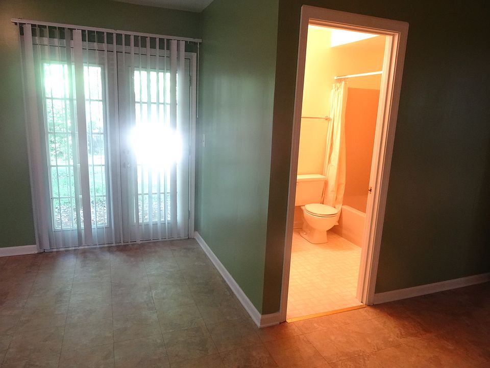 1ST Fl Family Rm w/ ful bath