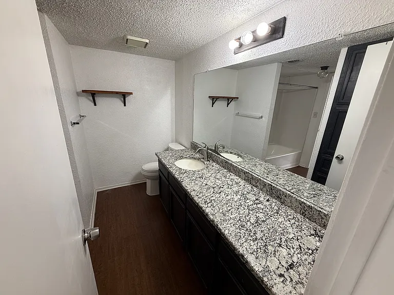 422 W 4th St #D — Photo 3