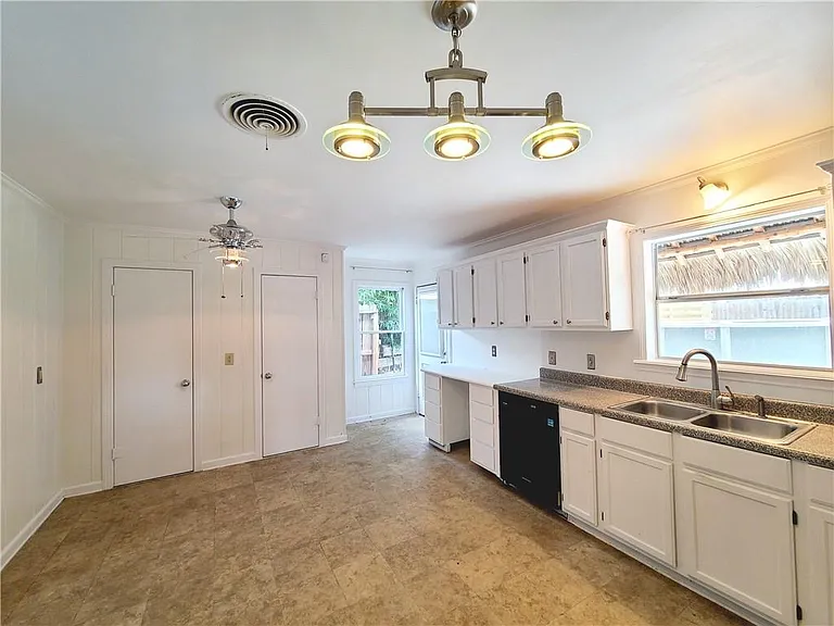 5710 Hinman Dr — Photo 13