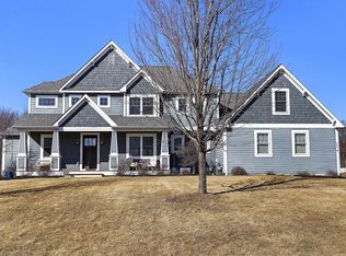 530 Pheasant Ridge Ln, Fontana, WI 53125