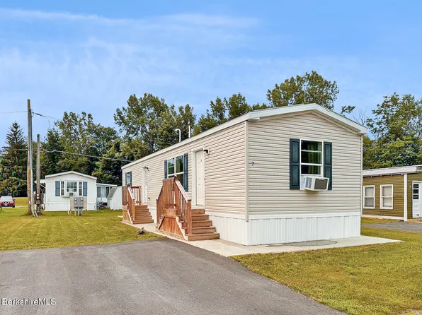 7 3rd Ave, Cheshire, MA 01225