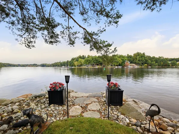 18 Brayton Dr, Southwick, MA 01077