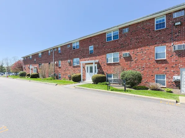 91 Pleasant St APT B10, Medfield, MA 02052