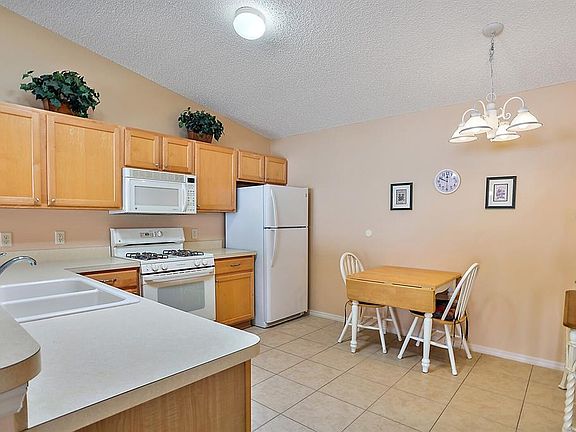 5th image of 777 Leslie Ln