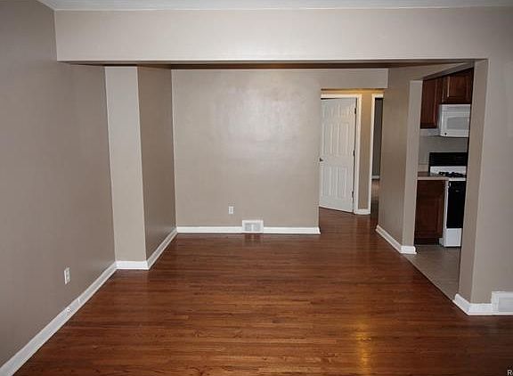 5th image of 25777 Woodward Ave APT 202