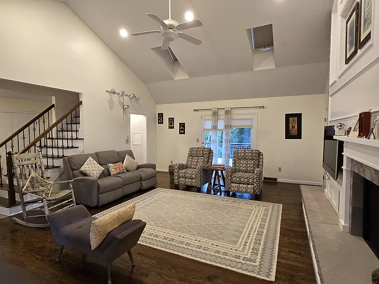 6204 Keystone Way — Photo 2