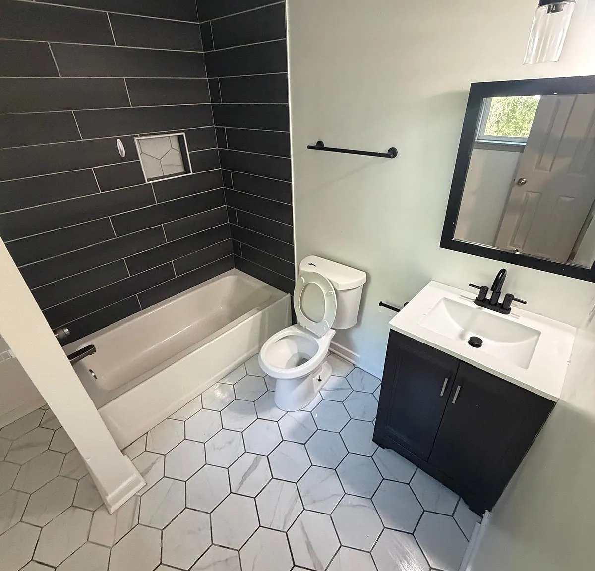 3 bed, 960 sqft, $2,200 — Photo 3