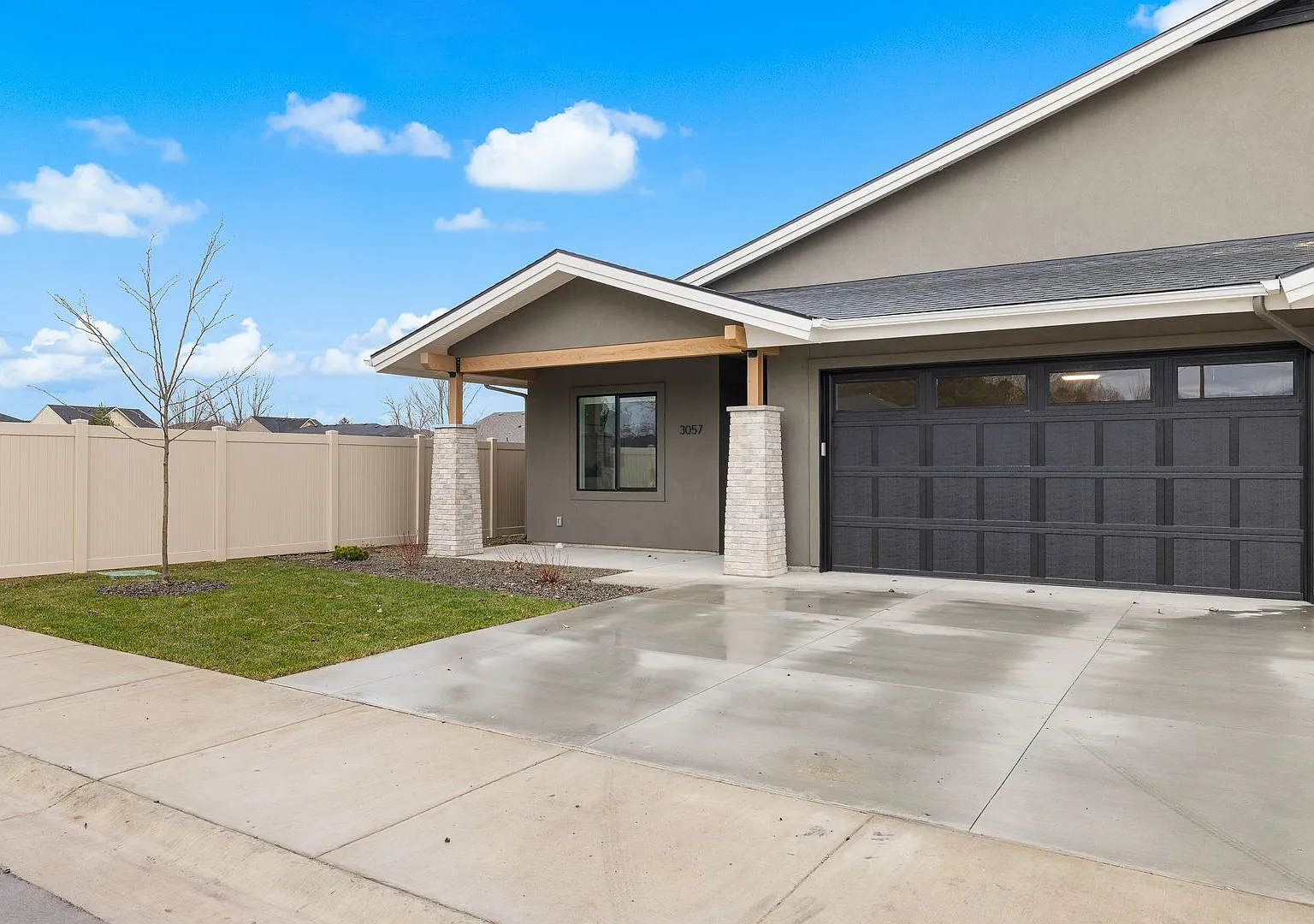 Brand New Luxury Duplex-Top of the line finishes & walking distance to The Village. — Photo 3