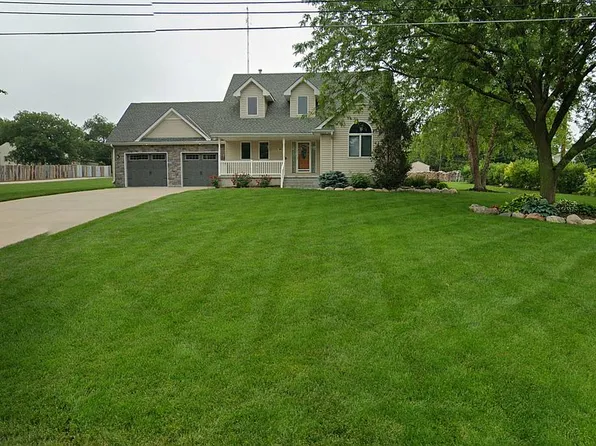 7957 Cedar Island Rd, Bellevue, NE 68147