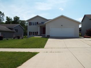4472 Manor Park Dr NW, Rochester, MN 55901