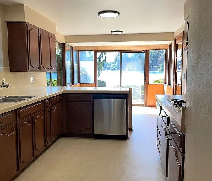 16002 E Shore Dr — Photo 8
