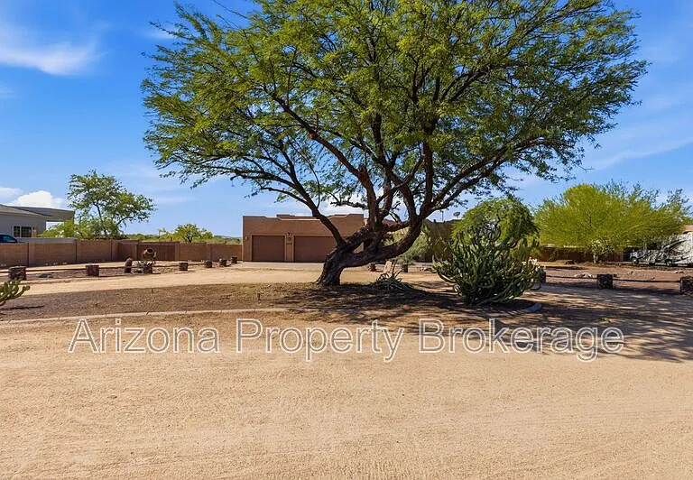 1933 W Tanya Trl — Photo 1